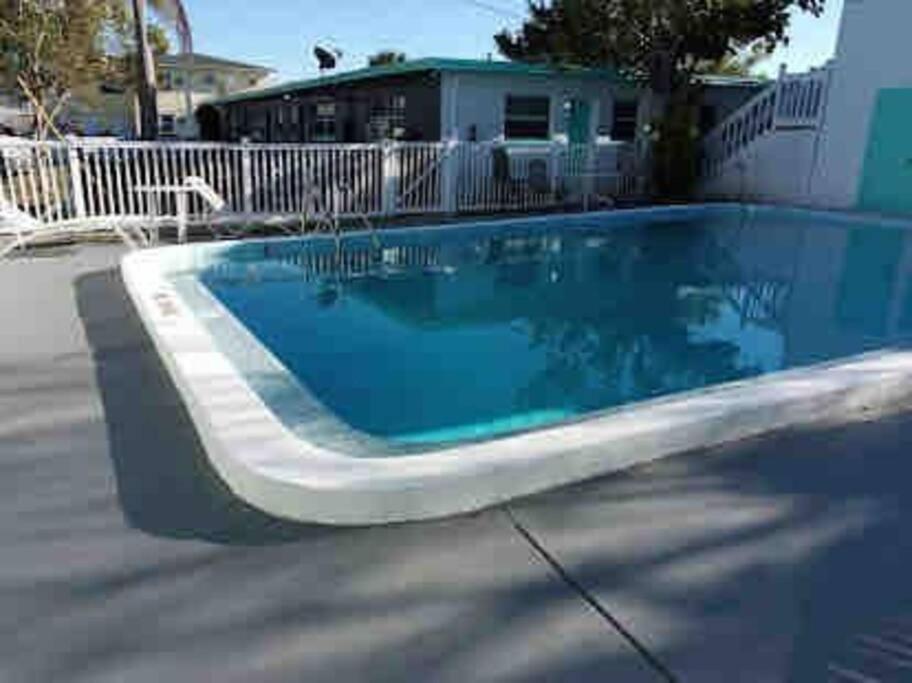 Private One-Bedroom 8 -Directly Across From Beach St. Pete Beach Buitenkant foto